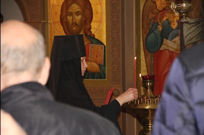 У арки Крестовоздвиженского монастыря совершена панихида
