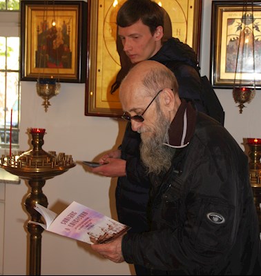 У арки Крестовоздвиженского монастыря совершена панихида