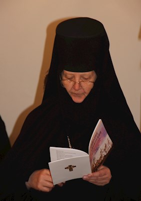 У арки Крестовоздвиженского монастыря совершена панихида