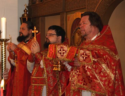 У арки Крестовоздвиженского монастыря совершена панихида