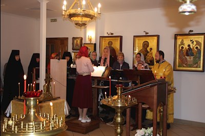 У арки Крестовоздвиженского монастыря совершена панихида