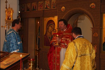 У арки Крестовоздвиженского монастыря совершена панихида
