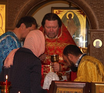 У арки Крестовоздвиженского монастыря совершена панихида