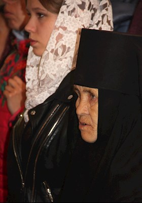 У арки Крестовоздвиженского монастыря совершена панихида