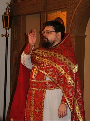 У арки Крестовоздвиженского монастыря совершена панихида