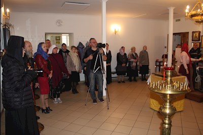 У арки Крестовоздвиженского монастыря совершена панихида