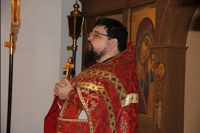 У арки Крестовоздвиженского монастыря совершена панихида