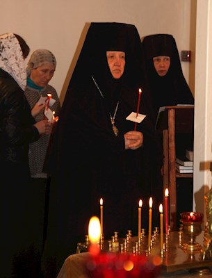 У арки Крестовоздвиженского монастыря совершена панихида