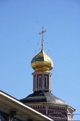 У арки Крестовоздвиженского монастыря совершена панихида