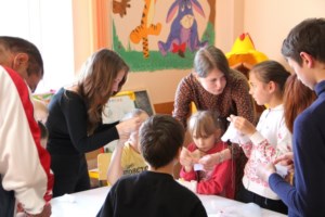 Воспитанники клуба «Патриот» поздравили пациентов отделения гематологии с праздником Пятидесятницы