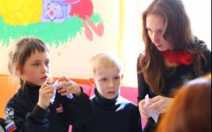 Воспитанники клуба «Патриот» поздравили пациентов отделения гематологии с праздником Пятидесятницы