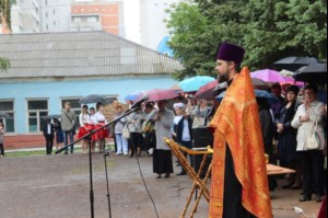 Руководитель епархиального отдела поздравил учащихся кадетской школы с Последним звонком
