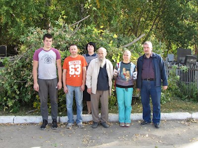 Волонтеры привели в порядок могилу священника