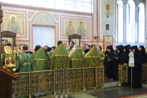 Митрополит Лонгин совершил Литургию в Преображенском соборе Серафимо-Дивеевского монастыря