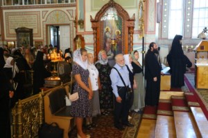 Митрополит Лонгин совершил Литургию в Преображенском соборе Серафимо-Дивеевского монастыря