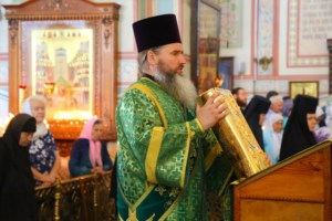 Митрополит Лонгин совершил Литургию в Преображенском соборе Серафимо-Дивеевского монастыря