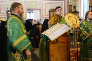 Митрополит Лонгин совершил Литургию в Преображенском соборе Серафимо-Дивеевского монастыря