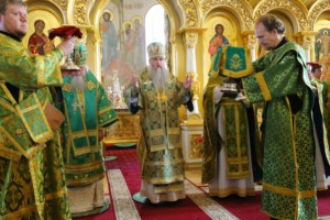 Митрополит Лонгин совершил Литургию в Преображенском соборе Серафимо-Дивеевского монастыря