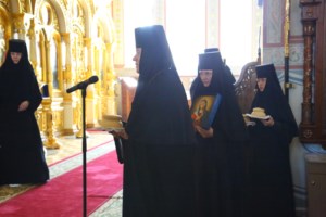 Митрополит Лонгин совершил Литургию в Преображенском соборе Серафимо-Дивеевского монастыря