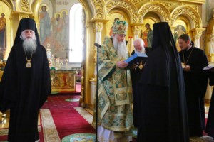 Митрополит Лонгин совершил Литургию в Преображенском соборе Серафимо-Дивеевского монастыря