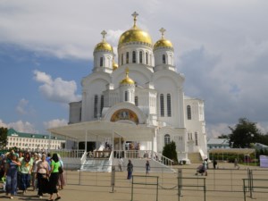 Митрополит Лонгин совершил Литургию в Преображенском соборе Серафимо-Дивеевского монастыря