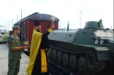 Священник освятил военную технику перед отправкой на состязания