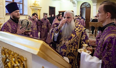Вечернее богослужение на Архиерейском подворье — в храме во имя святого апостола и евангелиста Иоанна Богослова при СПДС