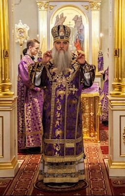 Вечернее богослужение на Архиерейском подворье — в храме во имя святого апостола и евангелиста Иоанна Богослова при СПДС