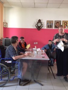 Волонтеры провели творческое занятие для бездомных