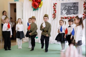 Воспитанники «Колоска» поздравили ветеранов с Днем Победы