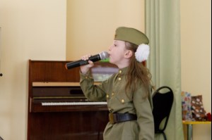 Воспитанники «Колоска» поздравили ветеранов с Днем Победы