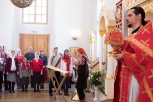 Совершена Пасхальная литургия с сурдопереводом