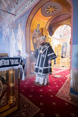 Митрополит Игнатий совершил Литургию Преждеосвященных Даров на Архиерейском подворье — в Свято-Троицком кафедральном соборе г. Саратова