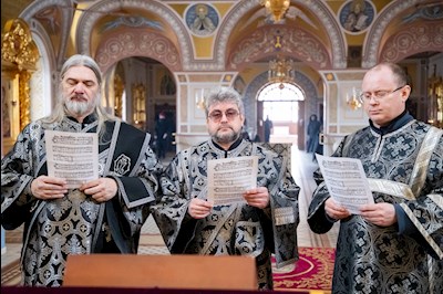 Митрополит Игнатий совершил Литургию Преждеосвященных Даров на Архиерейском подворье — в Свято-Троицком кафедральном соборе г. Саратова