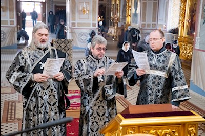 Митрополит Игнатий совершил Литургию Преждеосвященных Даров на Архиерейском подворье — в Свято-Троицком кафедральном соборе г. Саратова