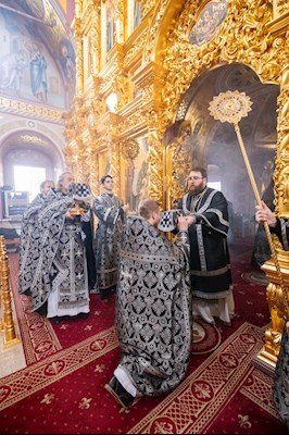 Митрополит Игнатий совершил Литургию Преждеосвященных Даров на Архиерейском подворье — в Свято-Троицком кафедральном соборе г. Саратова