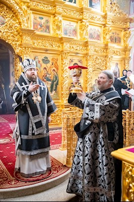 Митрополит Игнатий совершил Литургию Преждеосвященных Даров на Архиерейском подворье — в Свято-Троицком кафедральном соборе г. Саратова
