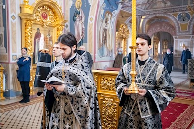 Митрополит Игнатий совершил Литургию Преждеосвященных Даров на Архиерейском подворье — в Свято-Троицком кафедральном соборе г. Саратова
