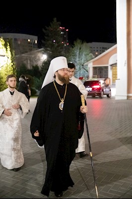 Ночное пасхальное богослужение в Свято-Троицком кафедральном соборе Саратова