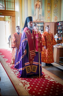 Митрополит Игнатий совершил всенощное бдение в Покровском храме Саратова