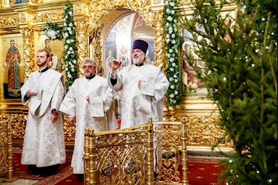 Ночная Божественная литургия в Свято-Троицком кафедральном соборе г. Саратова