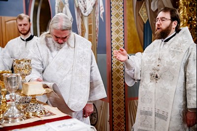 Ночная Божественная литургия в Свято-Троицком кафедральном соборе г. Саратова