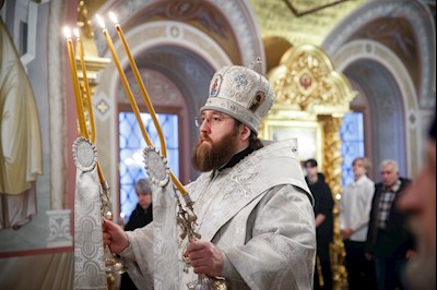 Великая вечерня в соединении с Литургией святителя Василия Великого в Свято-Троицком кафедральном соборе г. Саратова