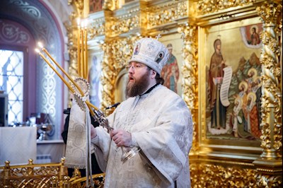 Великая вечерня в соединении с Литургией святителя Василия Великого в Свято-Троицком кафедральном соборе г. Саратова