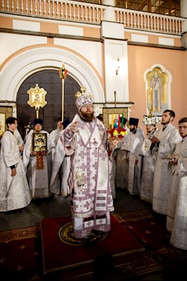 Ночное пасхальное богослужение в Свято-Троицком кафедральном соборе Саратова