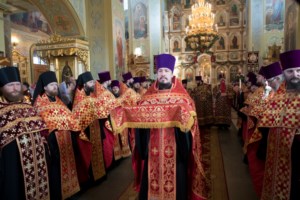Благодатный огонь доставили на Пасхальную вечерню, которую возглавил Митрополит Лонгин