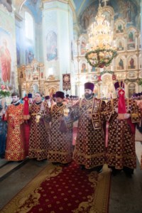 Благодатный огонь доставили на Пасхальную вечерню, которую возглавил Митрополит Лонгин