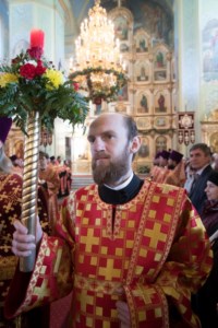 Благодатный огонь доставили на Пасхальную вечерню, которую возглавил Митрополит Лонгин