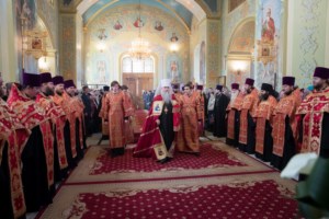 Благодатный огонь доставили на Пасхальную вечерню, которую возглавил Митрополит Лонгин