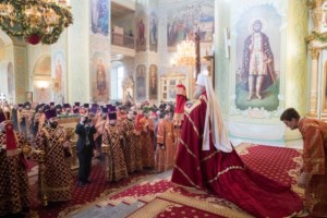 Благодатный огонь доставили на Пасхальную вечерню, которую возглавил Митрополит Лонгин